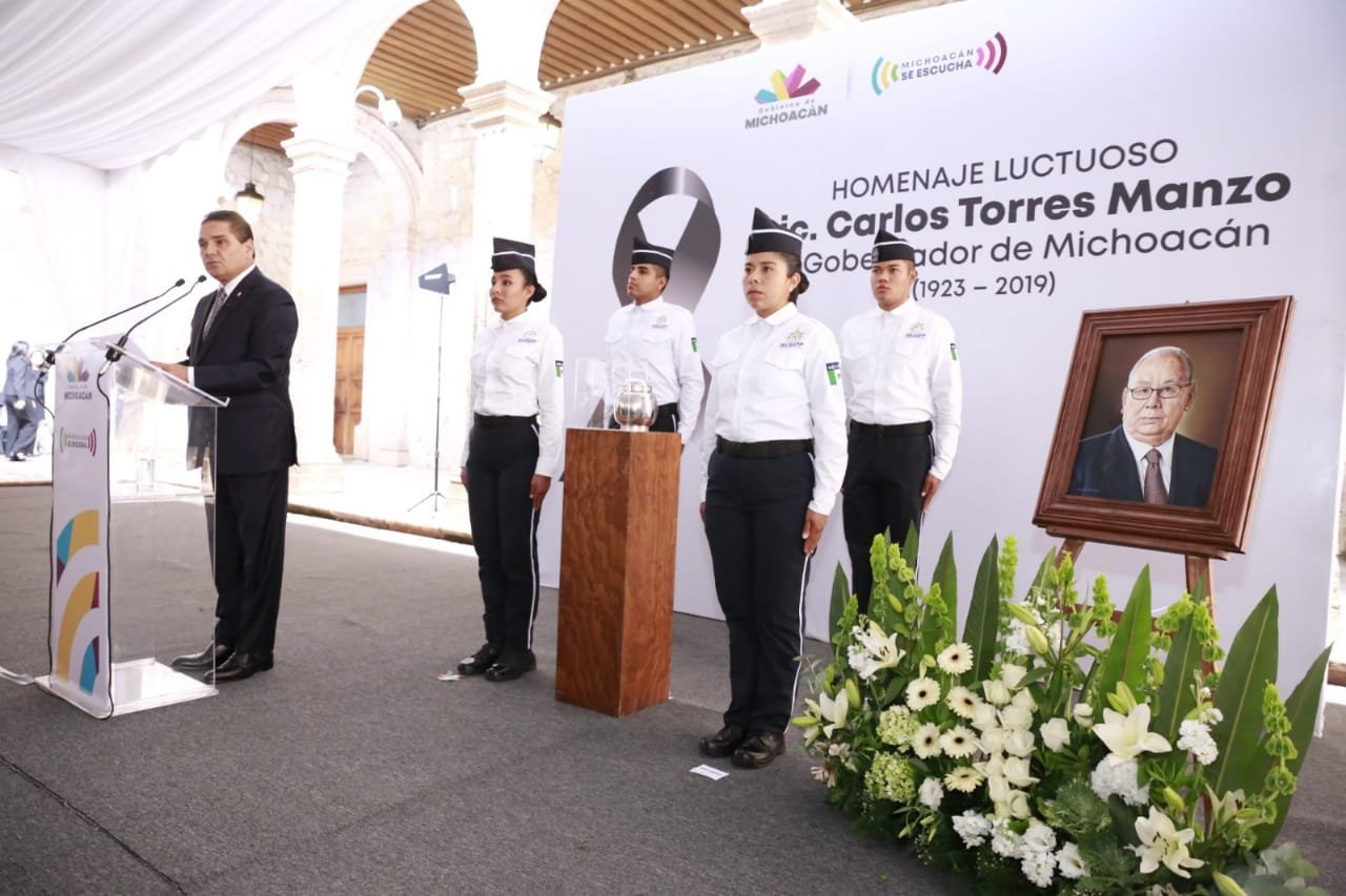 Encabeza Gobernador homenaje luctuoso a Carlos Torres Manzo