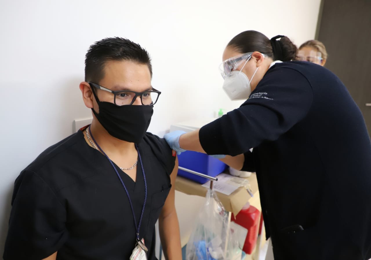 Reciben 1,600 profesionales de la salud primera dosis de vacuna contra COVID-19, sin incidentes